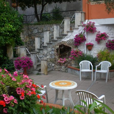 Orchidea Residence Hotel Finale Ligure Exteriör bild