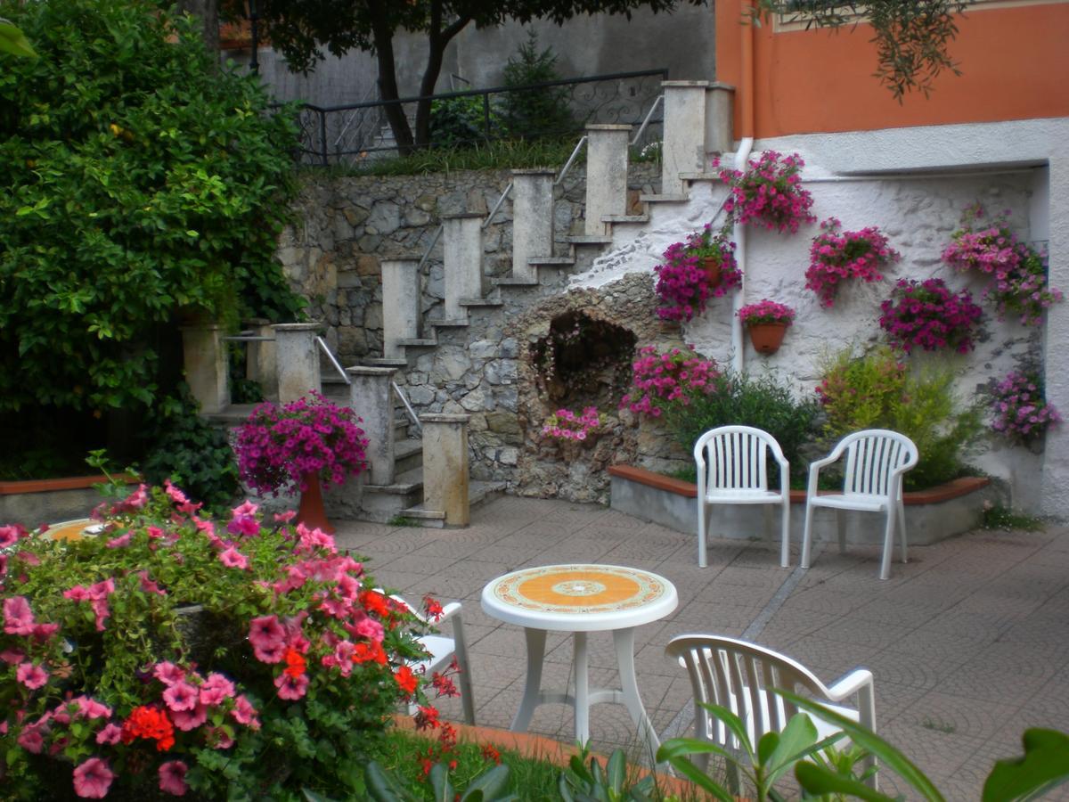 Orchidea Residence Hotel Finale Ligure Exteriör bild